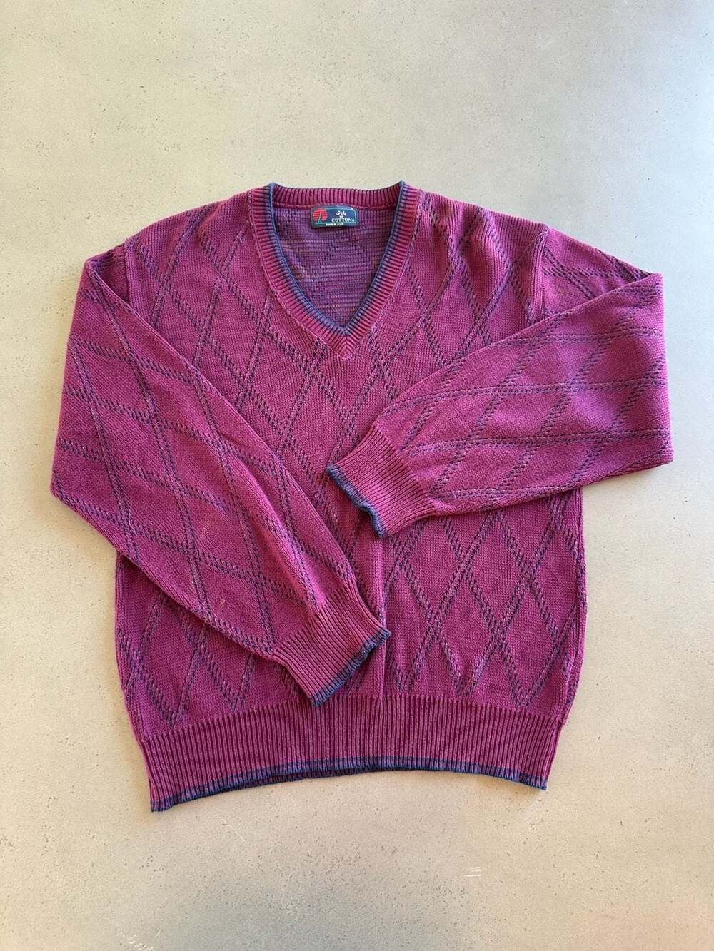 Isle of Cotton Vintage Diamond Pattern V-Neck Sweater